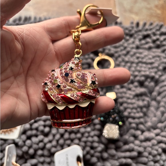 Lot of 8 adorable keychains/bag charms - Picture 4 of 5